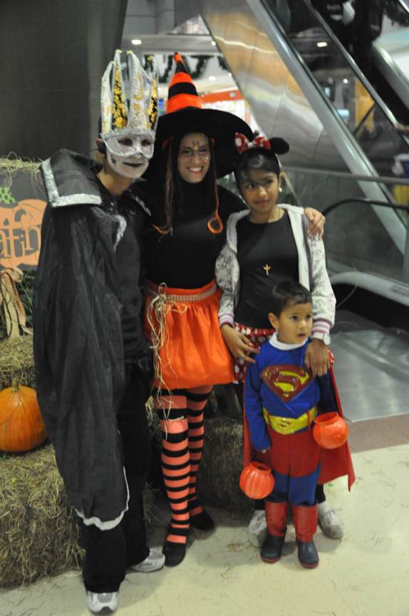 Família fantasiada para o Dia das Bruxas num shopping de Bogotá, na Colômbia